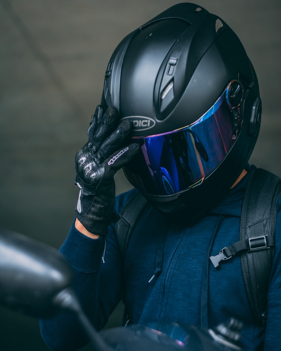 Kask motocyklowy na zimę - jak prawidłowo go przechowywać?